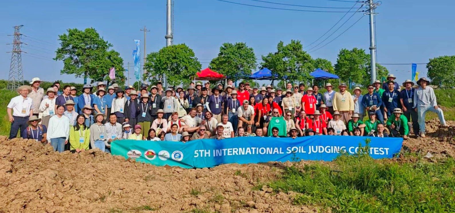All participants of the 5th International Soil Judging Contest gathered in the field after the contest